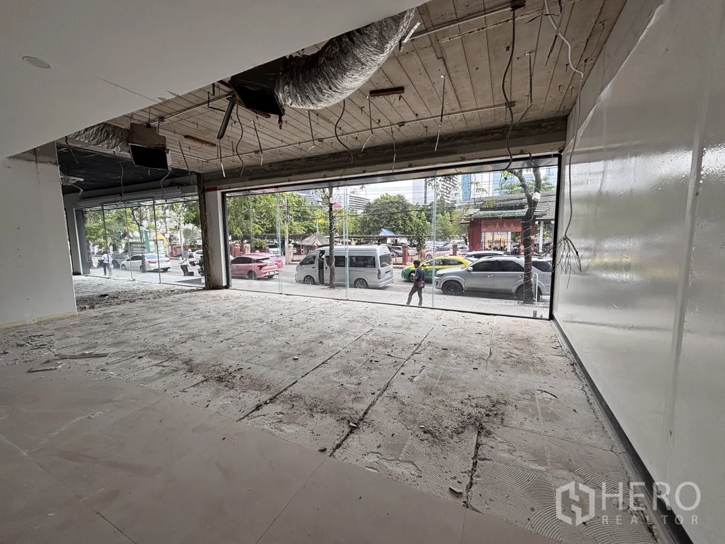 零售空间 for rent in Bang Rak, Bangkok - 零售单元配落地玻璃临街，天花有外露风管与线路。