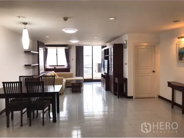 คอนโด ให้เช่าหรือขายในWatthana, Bangkok - ห้องนั่งเล่นและรับประทานอาหารแบบเปิดโล่ง ปูกระเบื้อง พร้อมระเบียงปลายห้อง