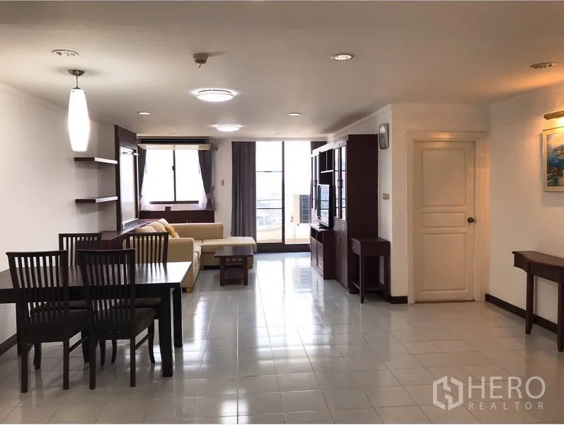 คอนโด ให้เช่าหรือขายในWatthana, Bangkok - ห้องนั่งเล่นและรับประทานอาหารแบบเปิดโล่ง ปูกระเบื้อง พร้อมระเบียงปลายห้อง