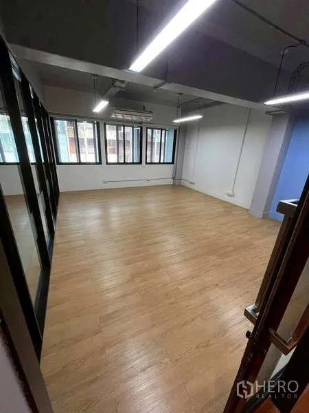 สำนักงาน ให้เช่าในSamphanthawong, Bangkok - ห้องประชุมหรือสตูดิโอส่วนตัว พื้นลายไม้ ไฟ LED และหน้าต่างหลายบาน