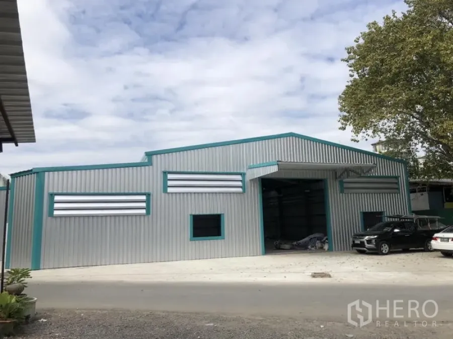 货栈 出租在Lak Si, Bangkok - 钢结构仓库斜角外观，大型出入口与宽敞前场。