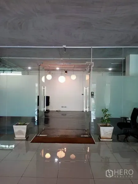 办公空间 出租在Khlong Toei, Bangkok - 办公室玻璃双开入口，吊灯与盆栽点缀。