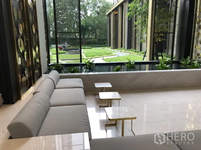 คอนโด ให้เช่าในPathum Wan, Bangkok - พื้นที่นั่งเล่นติดหน้าต่างสูงจรดเพดานรับวิวคอร์ตยาร์ดจัดสวน