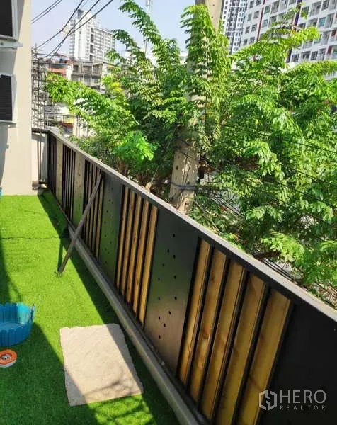 สำนักงานที่บ้าน ให้เช่าในKhlong Toei, Bangkok - ระเบียงปูหญ้าเทียม ราวเหล็ก พร้อมวิวต้นไม้และเมือง
