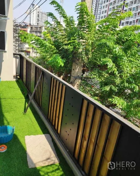 สำนักงานที่บ้าน ให้เช่าในKhlong Toei, Bangkok - ระเบียงปูหญ้าเทียม ราวเหล็ก พร้อมวิวต้นไม้และเมือง