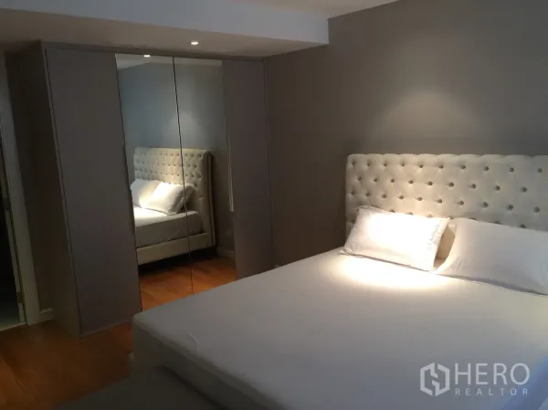 คอนโด ให้เช่าในWatthana, Bangkok - ห้องนอนพร้อมเตียงหัวบุและตู้เสื้อผ้าบานกระจกเต็มความสูง