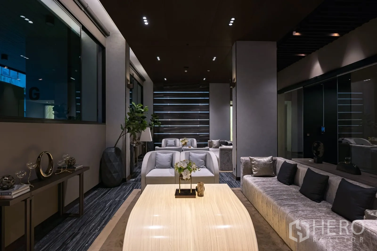 คอนโด ให้เช่าในKhlong Toei, Bangkok - มุมนั่งเล่นส่วนกลางอีกด้าน ตกแต่งร่วมสมัยแสงนุ่ม