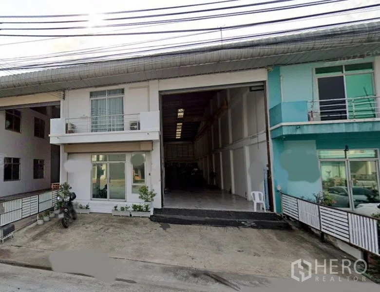 Factory for rent in Mueang Samut Prakan, Samut Prakan - Row factory unit with two-storey office, balcony, wide driveway and open loading bay.