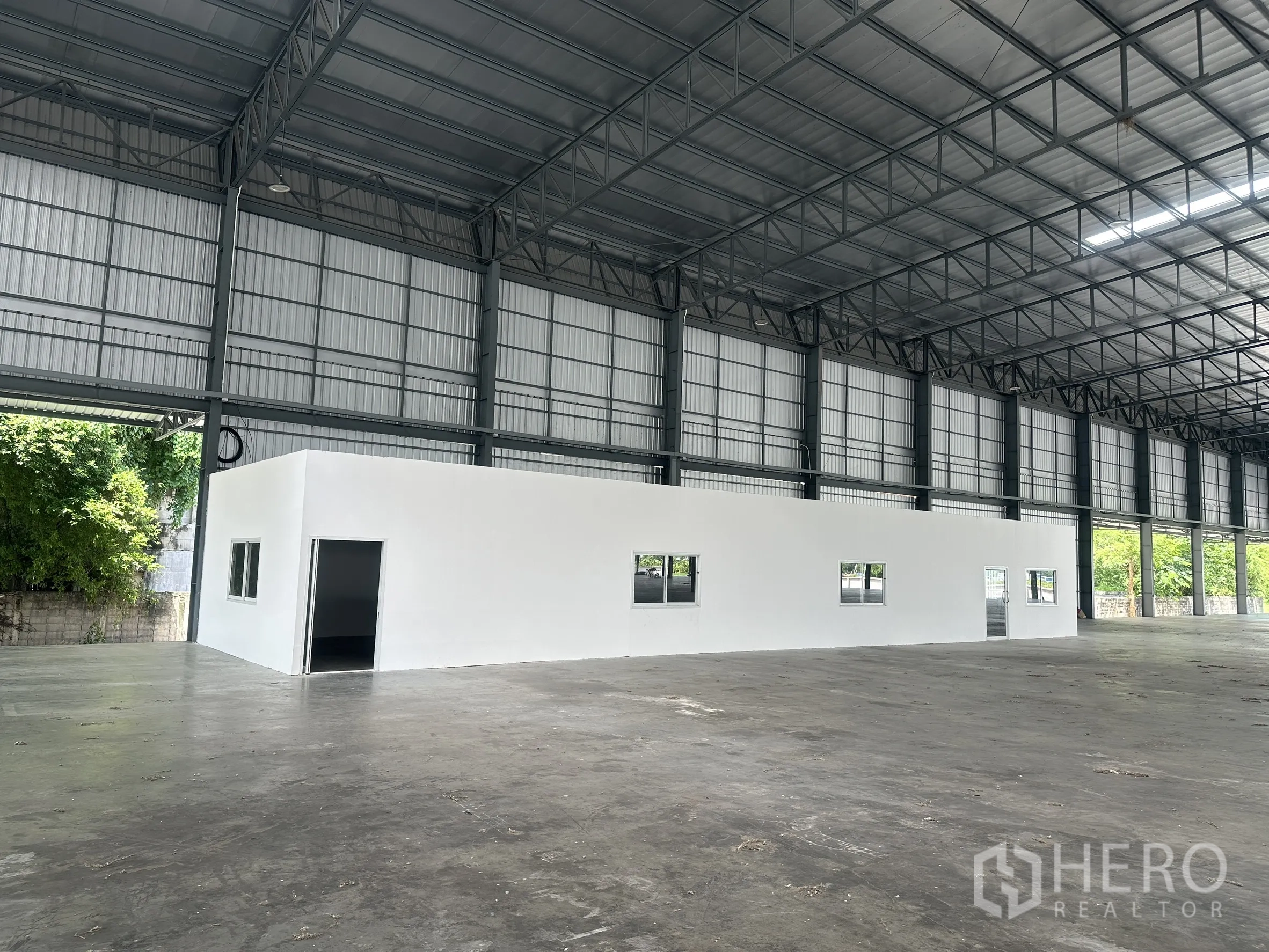 โกดัง for rent in Wang Noi, Phra Nakhon Si Ayutthaya - ภาพระยะใกล้ออฟฟิศภายในที่มีหน้าต่างและประตูภายในคลังสินค้า