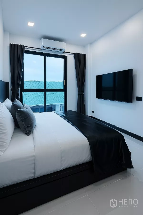 บ้าน ให้เช่าในWang Thonglang, Bangkok - ห้องนอนประตูกระจกบานเลื่อนไปยังระเบียงและทีวีติดผนัง