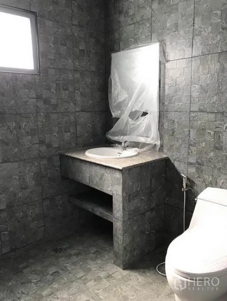 ทาวน์เฮาส์ ให้เช่าในSuan Luang, Bangkok - ห้องน้ำที่สอง ผนังกระเบื้องสีเทา เคาน์เตอร์อ่างแบบบิวท์อิน