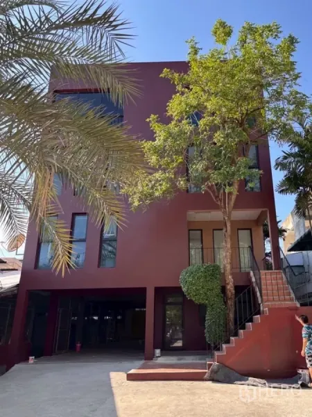 สำนักงานที่บ้าน ให้เช่าในPhra Khanong, Bangkok - อาคารโฮมออฟฟิศ 3 ชั้นสีแดงเข้ม บันไดทางขึ้นภายนอก หน้าบ้านมีที่จอดรถและต้นไม้ใหญ่ ย่านพระโขนง