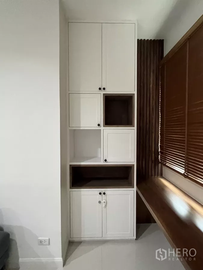 คอนโด ให้เช่าในBang Kapi, Bangkok - ตู้เก็บของสูงสีขาวข้างหน้าต่างและโต๊ะทำงาน