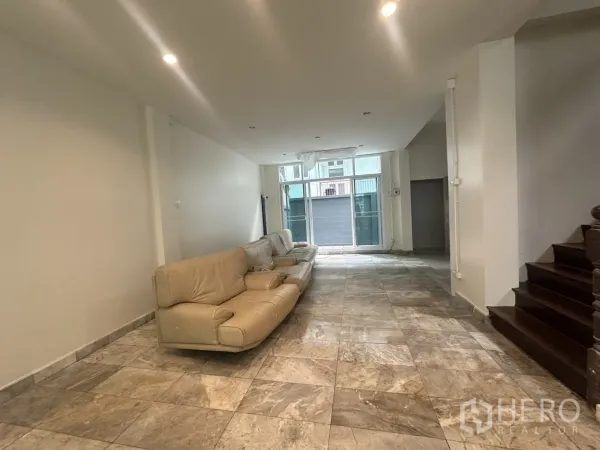 สำนักงานที่บ้าน ให้เช่าในKhlong Toei, Bangkok - ห้องนั่งเล่นชั้นล่างกว้าง ปูพื้นกระเบื้อง พร้อมไฟดาวน์ไลท์