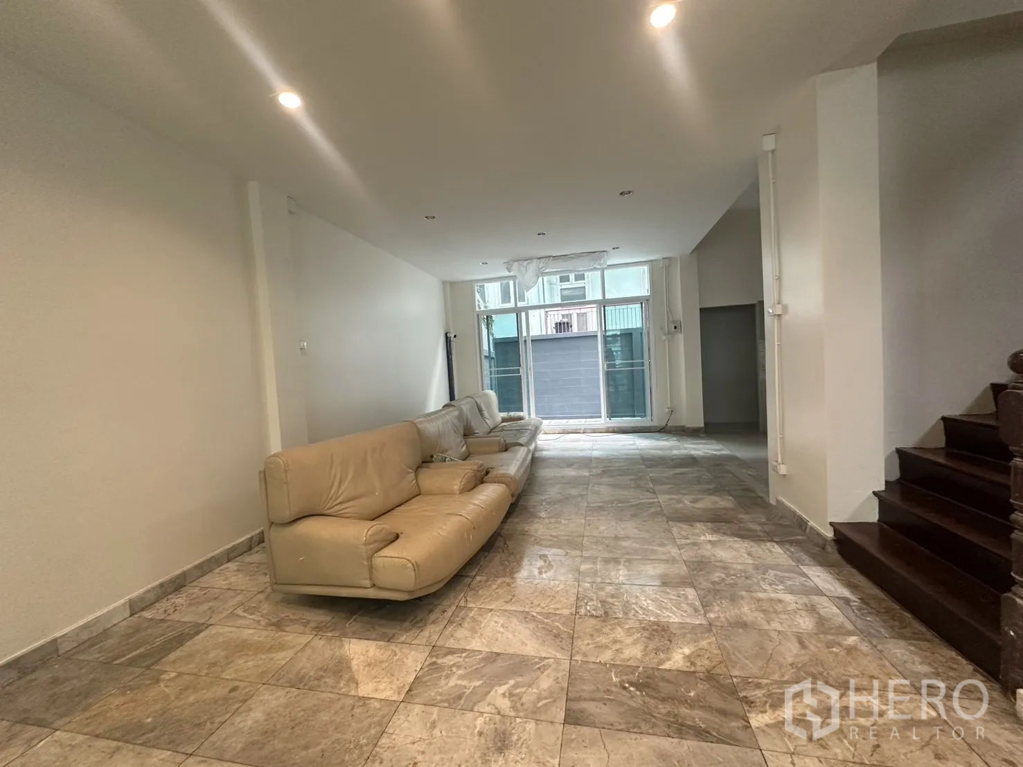 สำนักงานที่บ้าน ให้เช่าในKhlong Toei, Bangkok - ห้องนั่งเล่นชั้นล่างกว้าง ปูพื้นกระเบื้อง พร้อมไฟดาวน์ไลท์