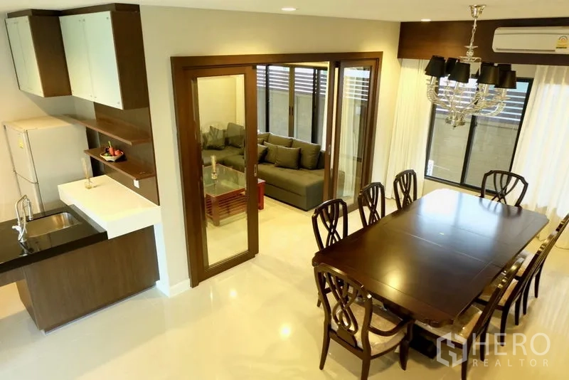 บ้าน ให้เช่าในPrawet, Bangkok - มุมมองเต็มของส่วนรับประทานอาหารติดกระจกบานเลื่อนและแพนทรี