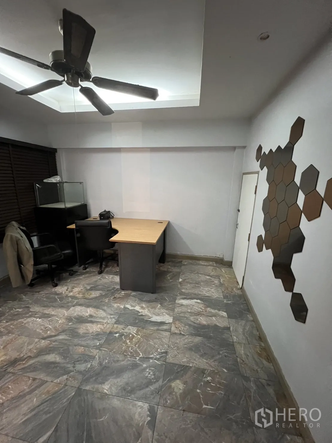 联排别墅 出租在Watthana, Bangkok - 多功能房或书房，吊扇与仿石纹地砖。