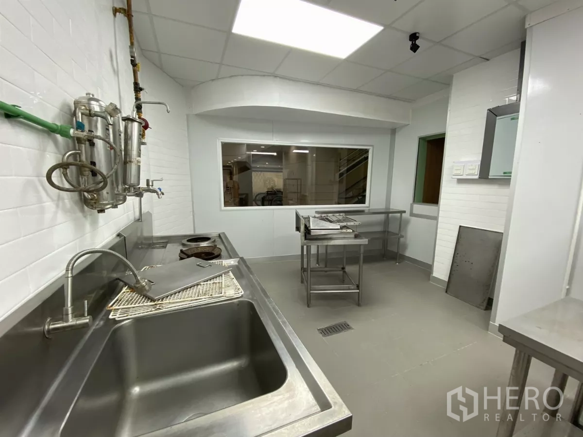 零售空间 出租 - 洗涤区，深水槽、管线与面向就餐区的窗