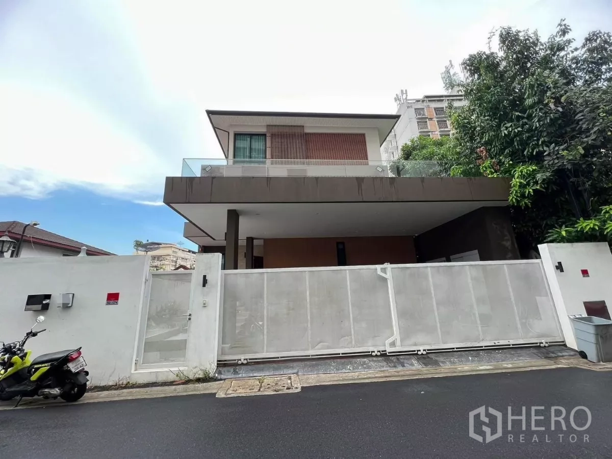 独立式住宅 出租在Phaya Thai, Bangkok - 现代两层独栋住宅，带高隐私大门，临静巷。