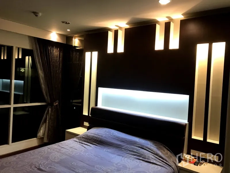 คอนโด ให้เช่าหรือขายในPathum Wan, Bangkok - ห้องนอนยามค่ำ ผนังหัวเตียงไฟซ่อน และผ้าม่านทึบ