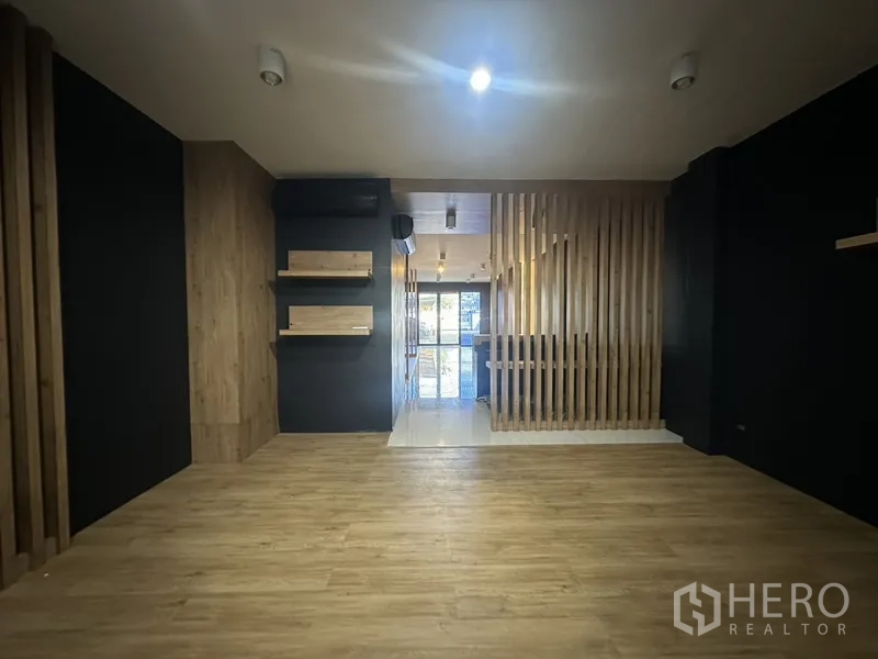 สำนักงานที่บ้าน ให้เช่าในPhra Khanong, Bangkok - มุมมองอีกด้านของห้องพื้นไม้พร้อมฉากไม้ซี่