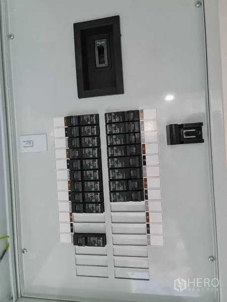 店屋 出租在Watthana, Bangkok - 电闸箱展示多路断路器