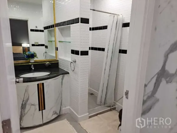 คอนโด ให้เช่าในKhlong Toei, Bangkok - ห้องน้ำพร้อมเคาน์เตอร์ล้างหน้าลายหินอ่อน ท็อปสีดำ กระจกกรอบทอง และโซนอาบน้ำ