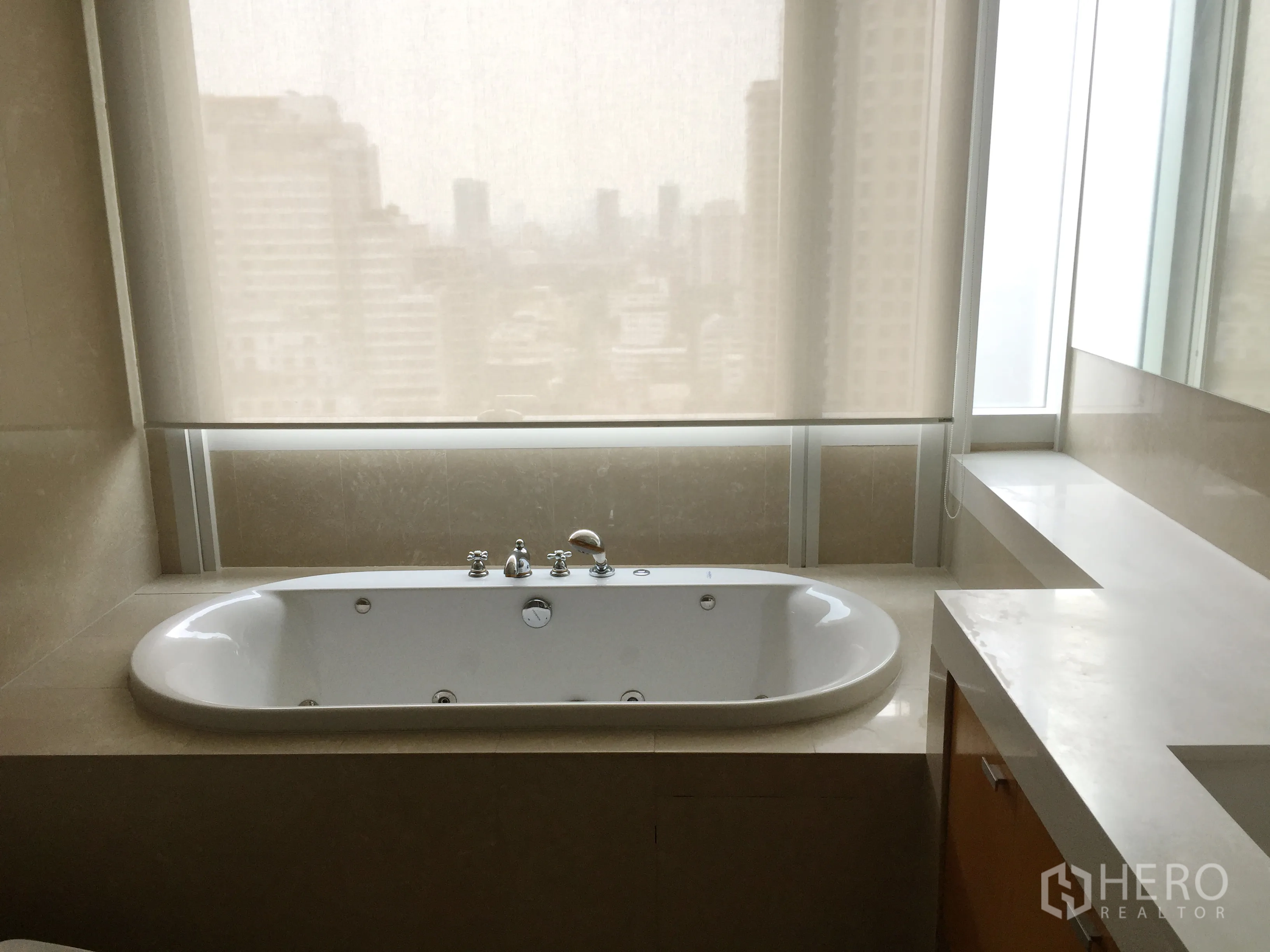 คอนโด ให้เช่าในPathum Wan, Bangkok - ห้องน้ำอ่างอาบน้ำบิวท์อิน ข้างหน้าต่างบานใหญ่เห็นวิวเมือง