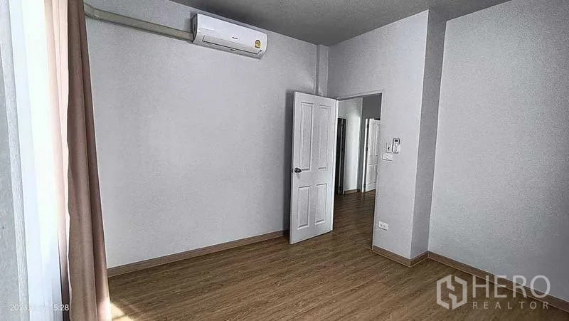 บ้าน ให้เช่าในLam Luk Ka, Pathum Thani - ห้องนอนเปล่าพื้นลายไม้ พร้อมเครื่องปรับอากาศติดผนัง