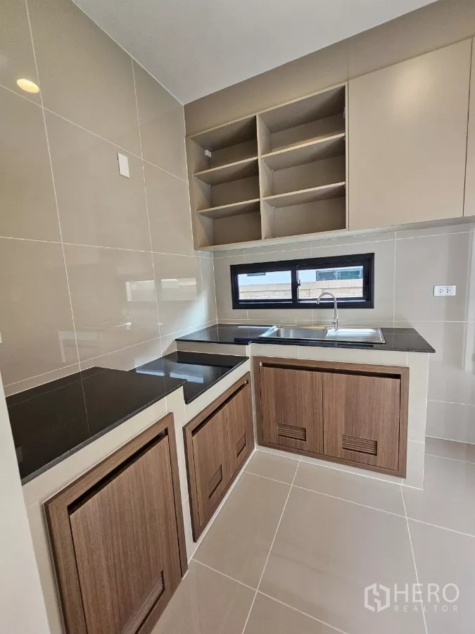 บ้าน ขายในLam Luk Ka, Pathum Thani - ครัวไทยแยกส่วน มีซิงก์ชั้นวางและผนังกระเบื้อง