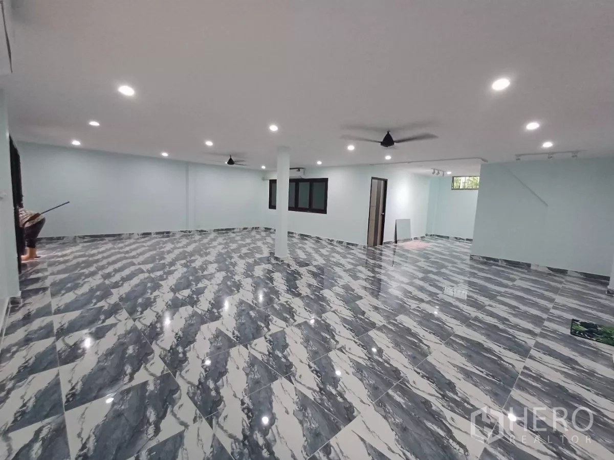 สำนักงานที่บ้าน ให้เช่าในPhra Khanong, Bangkok - ฮอลล์กว้าง เหมาะจัดออฟฟิศ พร้อมสปอตไลต์และพัดลม