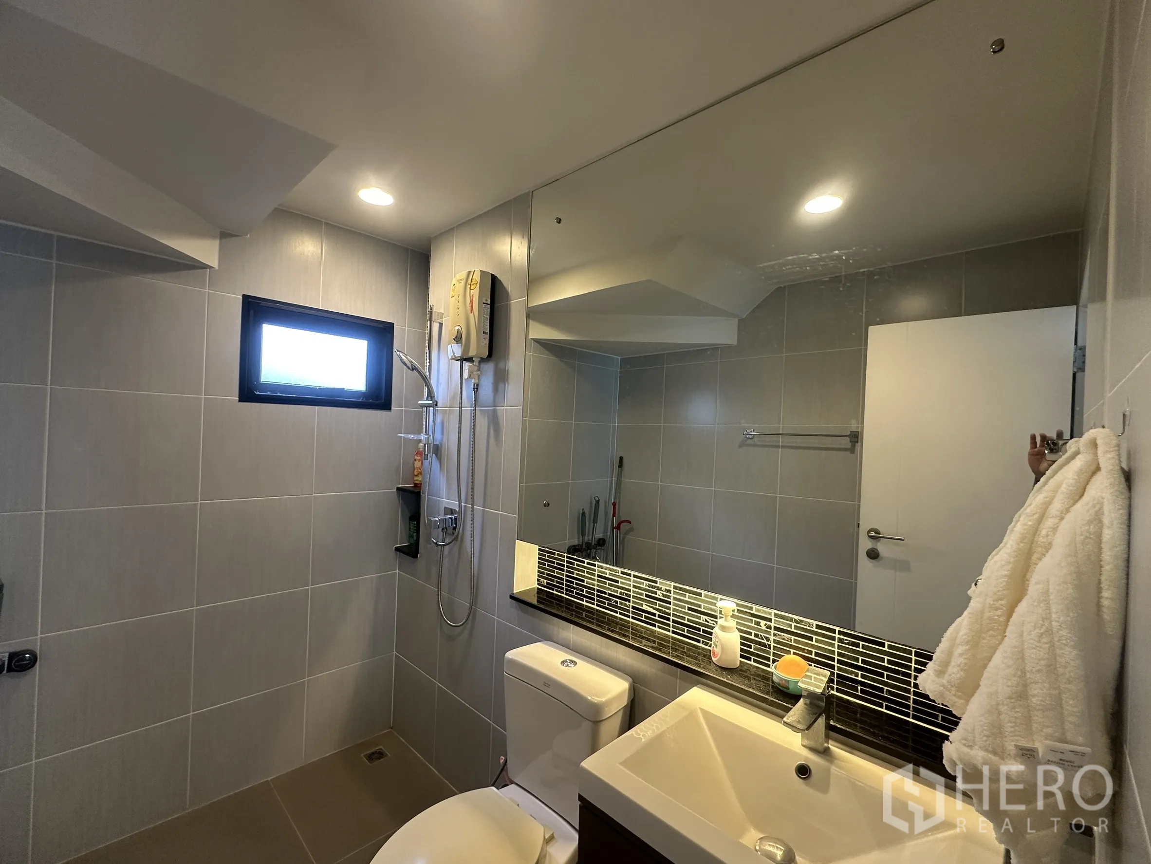 独栋房屋 for rent or sale in Lam Luk Ka, Pathum Thani - 瓷砖浴室，带淋浴区、洗手台与坐便。
