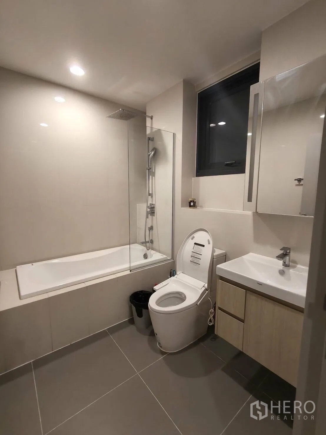คอนโด for rent in Khlong Toei, Bangkok - ห้องน้ำกว้างมีอ่างอาบน้ำ ฝักบัว โถสุขภัณฑ์แบบฉีดชำระ อ่างล้างหน้า และหน้าต่าง
