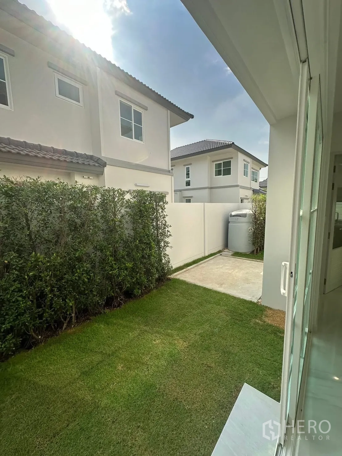 Detached House for rent in Bang Phli, Samut Prakan - Compact private backyard with grass lawn, hedge, and utility area.