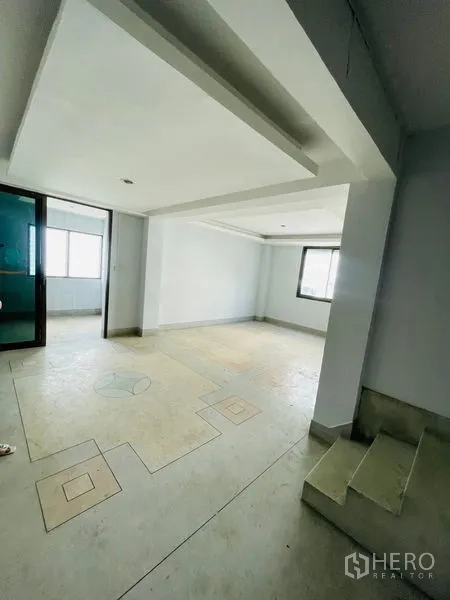 อาคารพาณิชย์ ให้เช่าในHuai Khwang, Bangkok - ห้องชั้นลอยสว่าง มีหน้าต่างและบันไดเชื่อม