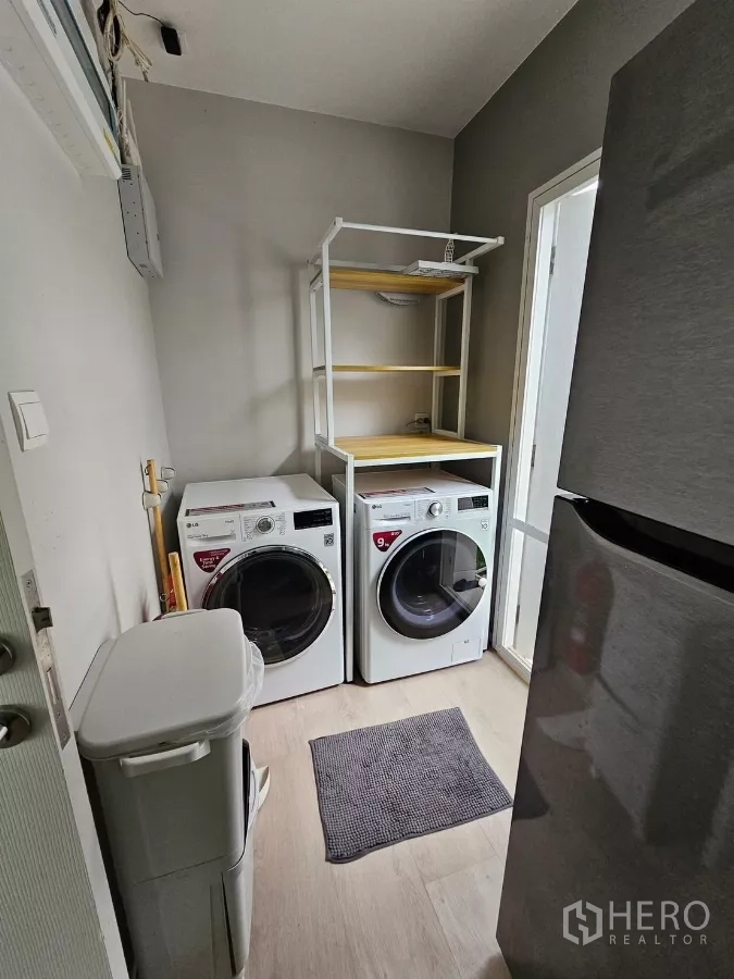 บ้าน ให้เช่าในPrawet, Bangkok - ห้องซักรีดพร้อมเครื่องซักผ้าและอบผ้า พร้อมชั้นวาง