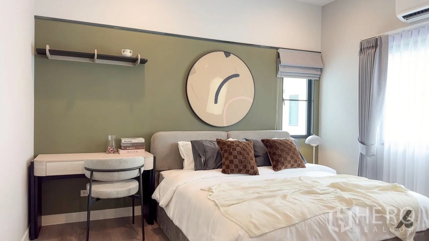 Detached House for rent in Bang Phli, Samut Prakan - Guest bedroom with olive accent wall, study desk, and soft drapery.