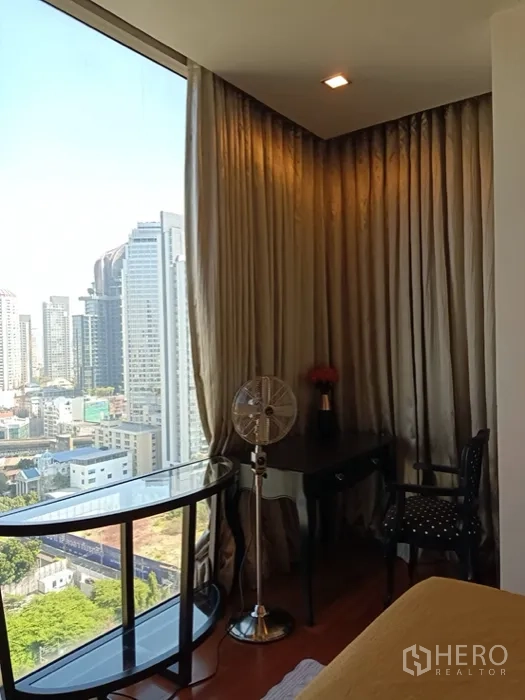 คอนโด ให้เช่าในKhlong Toei, Bangkok - มุมห้องนอนคอนโด Ashton Morph 38 พร้อมหน้าต่างสูงจรดเพดานและวิวสกายไลน์ทองหล่อ