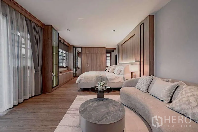 บ้าน ให้เช่าหรือขายในPhra Khanong, Bangkok - ห้องนอนใหญ่มีโซฟาโค้ง โต๊ะกลาง และตู้เสื้อผ้าบิวท์อิน