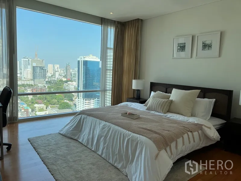 คอนโด ให้เช่าในKhlong Toei, Bangkok - ห้องนอนหลักเตียงคิง ปื้นไม้ และหน้าต่างสูงจากพื้นจรดเพดานชมวิวเมือง