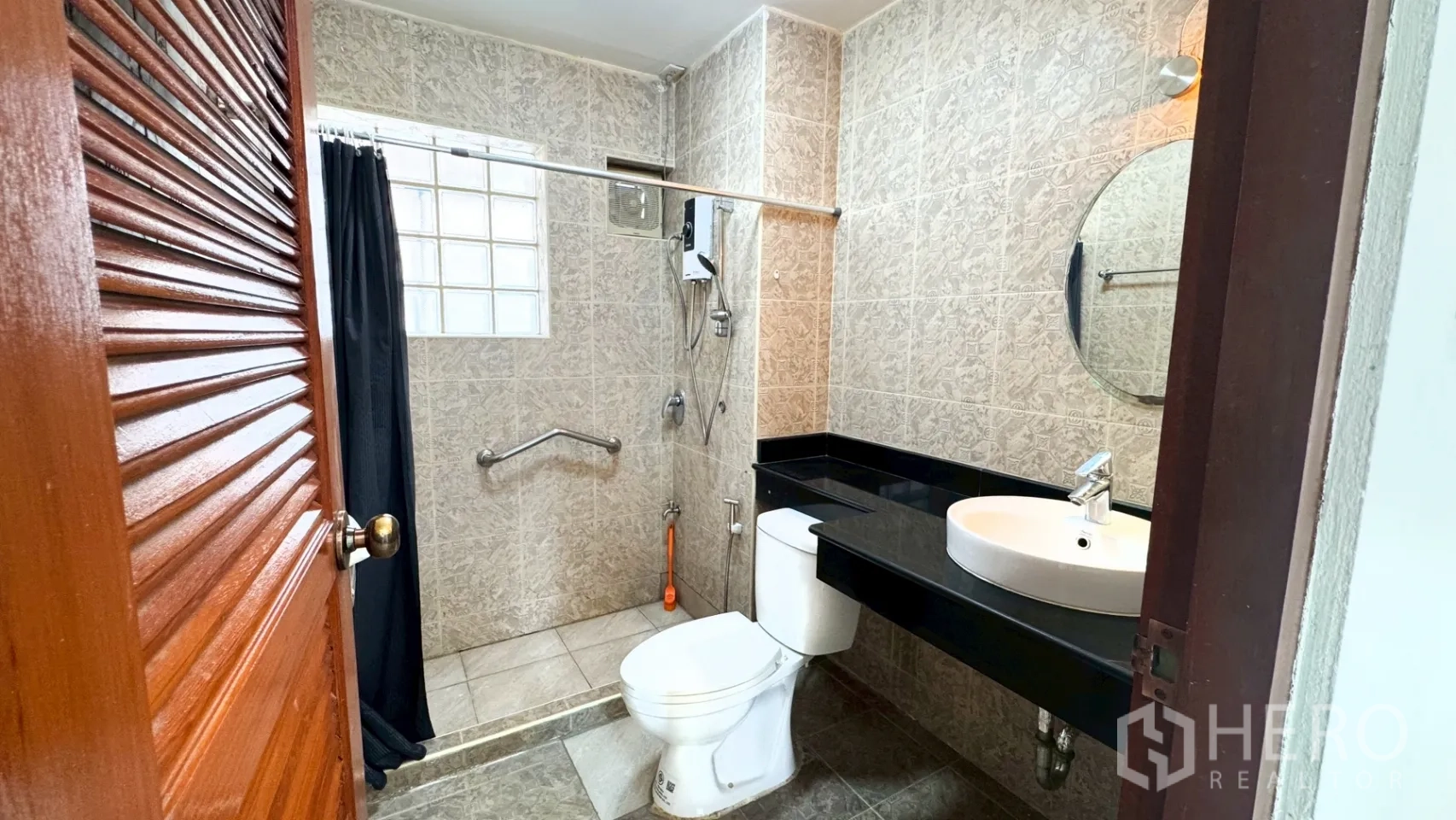 独栋房屋 for rent in Suan Luang, Bangkok - 第二间浴室带台阶式淋浴区、扶手、洗手台与坐便器。