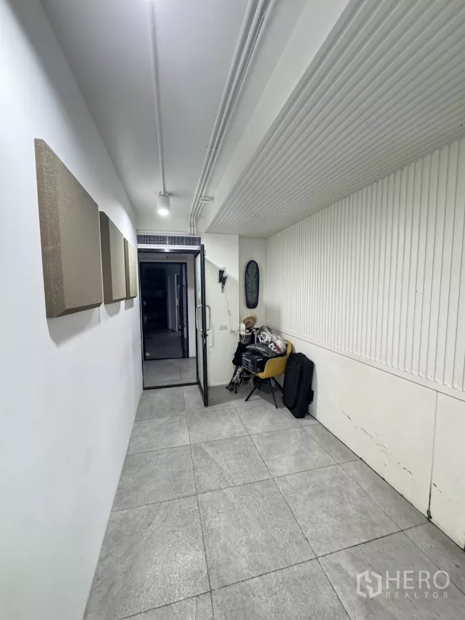 อาคารพาณิชย์ ให้เช่าในKhlong Toei, Bangkok - โถงด้านหลัง ปูกระเบื้อง แผ่นซับเสียง และประตูกระจกสู่พื้นที่อเนกประสงค์