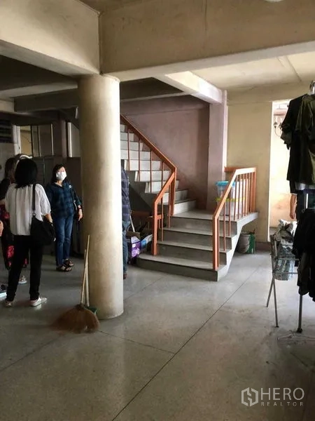 อาคารพาณิชย์ ให้เช่าในKhlong Toei, Bangkok - พื้นที่ชั้นล่างมีเสาคอนกรีตและบันไดขึ้นสู่ชั้นบน