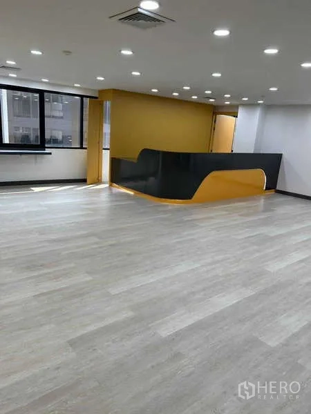 สำนักงาน ให้เช่าในKhlong Toei, Bangkok - พื้นที่ต้อนรับสมัยใหม่ เคาน์เตอร์โค้งสีดำ-เหลือง พื้นลามิเนตและดาวน์ไลท์