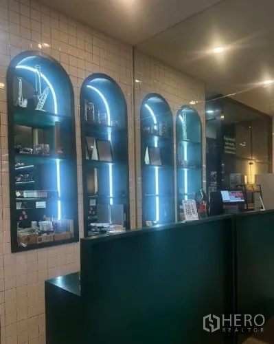 พื้นที่ขายปลีก ให้เช่าในWatthana, Bangkok - เคาน์เตอร์ต้อนรับกับช่องโค้งติดไฟและผนังกระเบื้อง