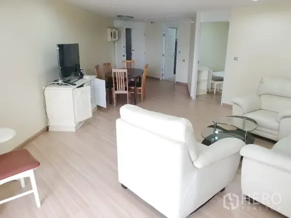 คอนโด ให้เช่าในWatthana, Bangkok - มุมนั่งเล่นกว้าง โซฟาสีขาว ชุดทีวี พื้นไม้ และโต๊ะทานข้าว