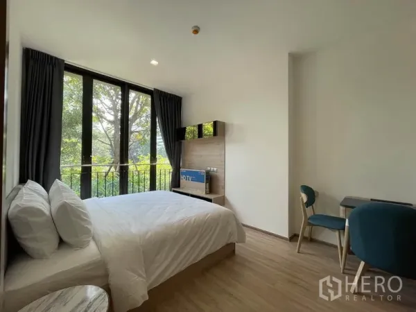 คอนโด ขายในWatthana, Bangkok - ห้องนอนเตียงคู่ โต๊ะทำงาน และหน้าต่างสูงมองเห็นวิวต้นไม้