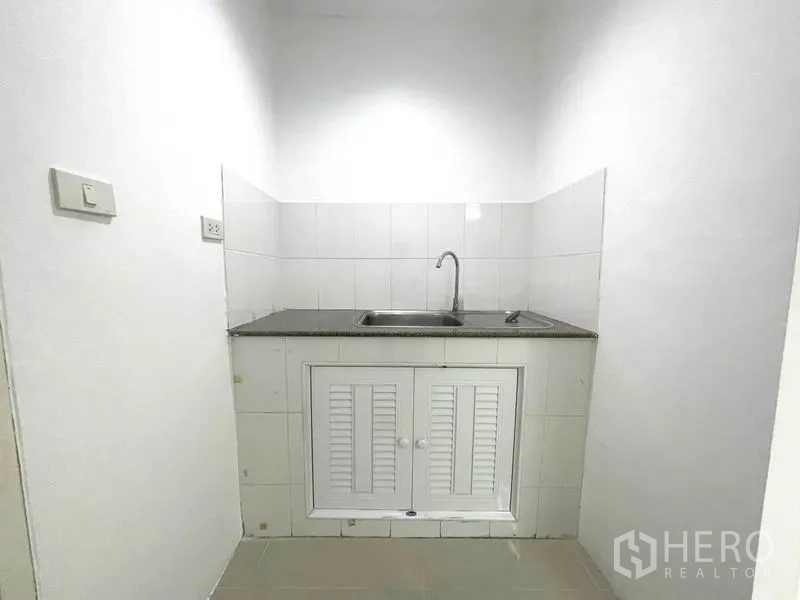 สำนักงาน ให้เช่าในKhlong Toei, Bangkok - มุมครัวขนาดกะทัดรัดพร้อมเคาน์เตอร์ อ่างล้างจาน และตู้เก็บของ