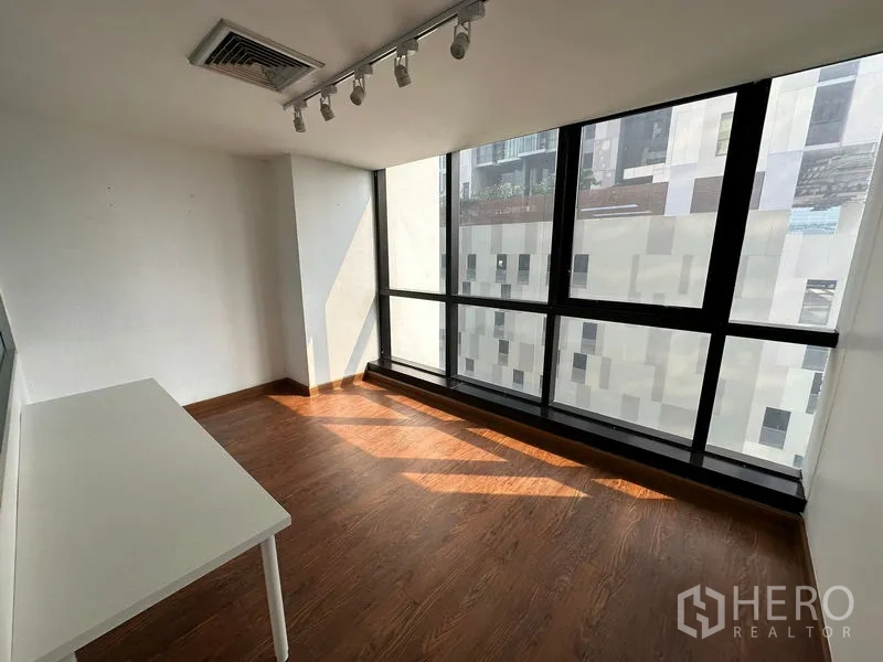 สำนักงาน ให้เช่าในRatchathewi, Bangkok - ห้องทำงานส่วนตัว ไฟรางสปอตไลต์ หน้าต่างเต็มผนัง แสงธรรมชาติ