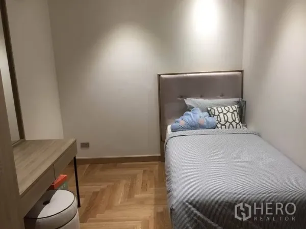 คอนโด ขายในWatthana, Bangkok - ห้องนอนขนาดกะทัดรัด เตียงเดี่ยว หัวเตียงบุผ้า โต๊ะเครื่องแป้ง พื้นไม้ลายก้างปลา